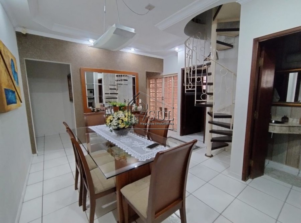 Casa, 4 quartos, 217 m² - Foto 2