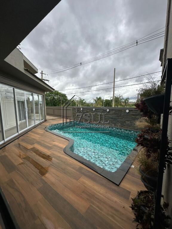 Casa, 4 quartos, 340 m² - Foto 1