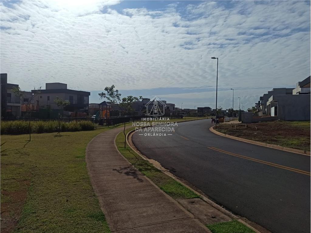 Terreno com 489 m² em Centro, Orlândia