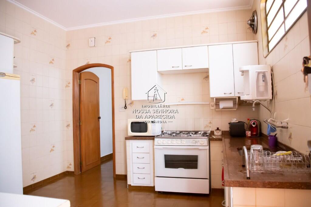 Casa com 3 quartos e 194 m² em Centro, Orlândia