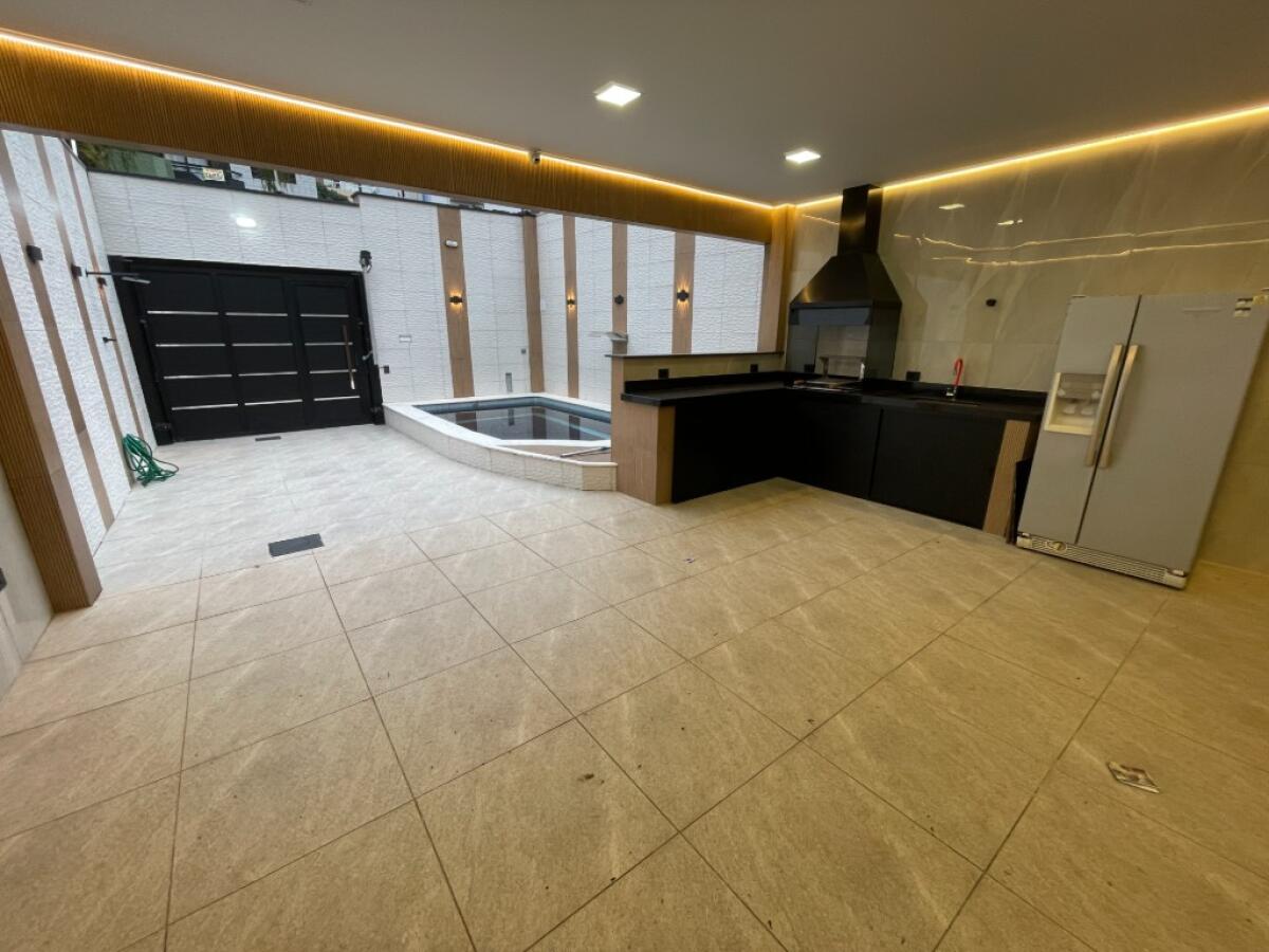 Casa com 4 quartos e 220 m² em Vila Caiçara, Praia Grande